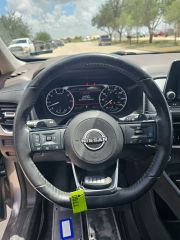 2022 Nissan Rogue SV FWD - Interior Steering Wheel With Keys Image